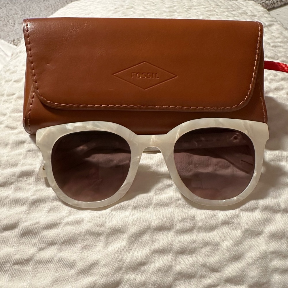 Women Fossil sunglasses, case included